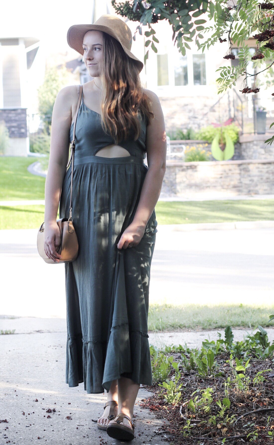 My love of flattering, green maxi dresses began when I was pregnant with Adeline – not only is my favourite colour green but chasing after 2 toddlers with a baby bump was hard enough without my pants or shirt were cutting into my waist